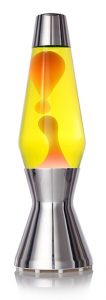 Sidabro spalvos lavos lempa su geltonu vandeniu ir oranžine lava