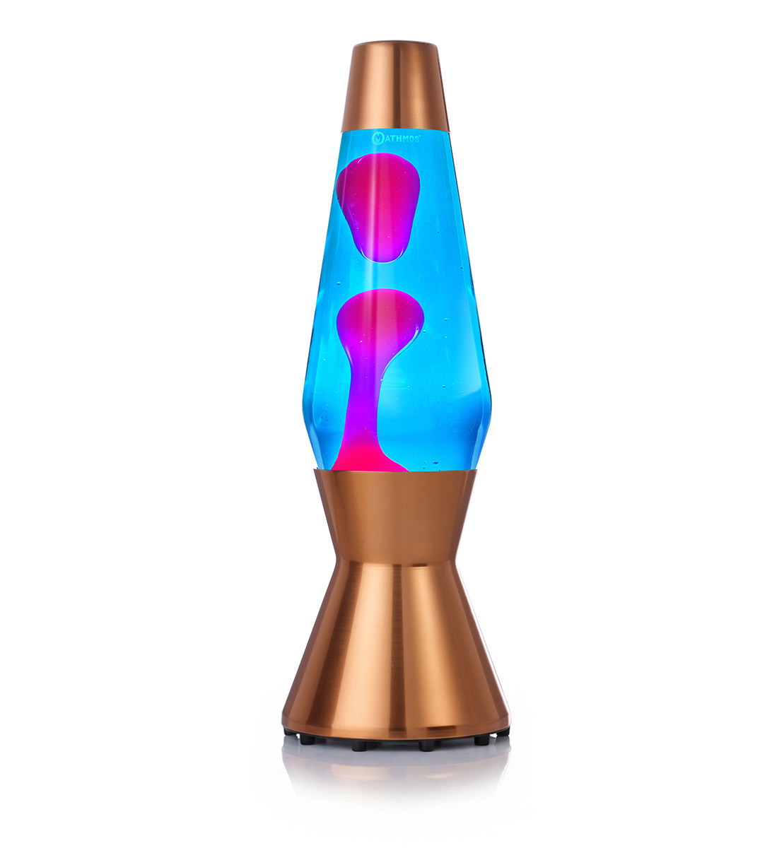 Lampa lawowa Mathmos Astro z różową lawą i niebieską cieczą w miedzianej obudowie na białym tle