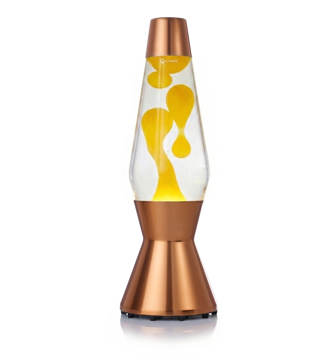 Lampa lawowa Mathmos Astro z żółtą lawą i bezbarwnym płynem w miedzianym korpusie na białym tle