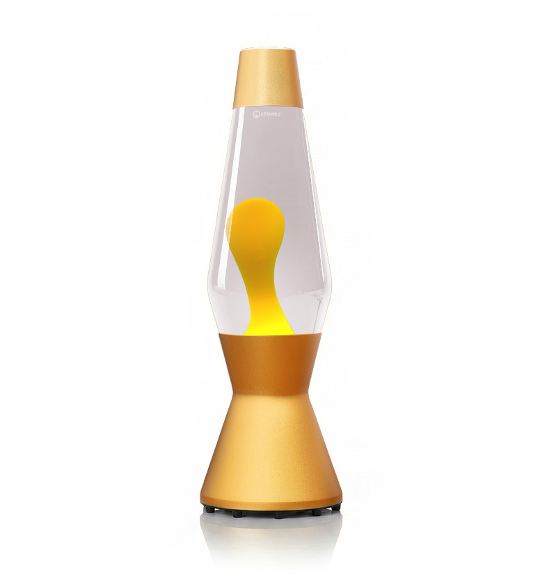 Złota lampa lawowa Mathmos Astro z bezbarwnym płynem i żółtą lawą na białym tle