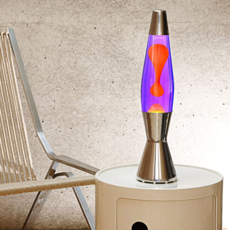 Srebrna lampa lawowa Mathmos Astro Baby z fioletowym płynem i pomarańczową lawą na komodzie w nowoczesnym wnętrzu