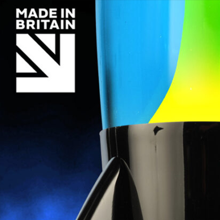 Czarna lampa lawowa Mathmos Telstar w kształcie rakiety z niebiesko-zieloną cieczą i napisem „Made in Britain" na ciemnym tle