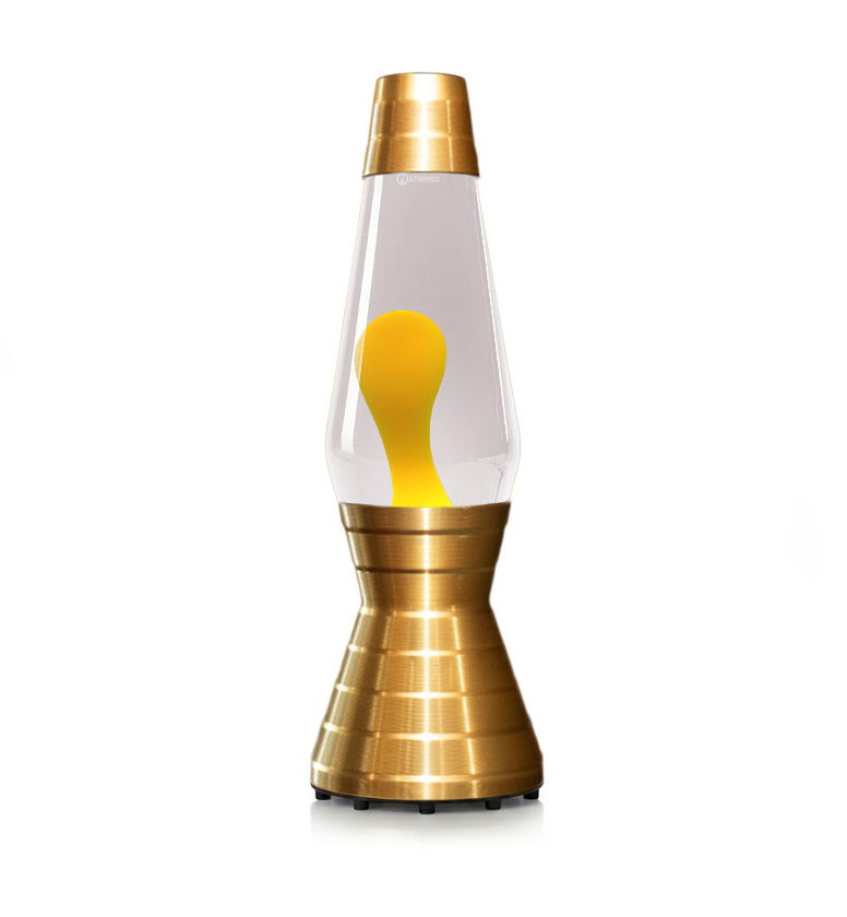 Złota lampa lawa Mathmos Astro Vinyl z bezbarwnym płynem i żółtą lawą na białym tle